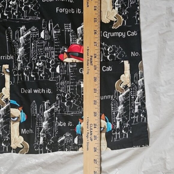Grumpy Cat Women's Size XS Black Patterned V -Neck Scrub Top with Pockets Used - Picture 12 of 13